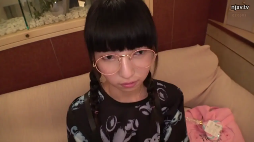 沙发 · 坐姿 · 印花短袖 · 粉色包 · 面部特写 · 注视镜头 · 双马尾 · 无表情