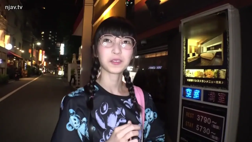 站立 · 面部特写 · 注视镜头 · 夜景 · 夜晚街头 · 印花T恤 · 自然微笑 · 框架眼镜