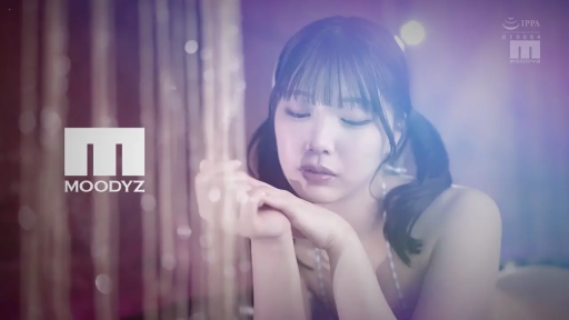 室内 · 憂鬱 · 顔部のクローズアップ · ビキニ · うつ伏せ · 柔焦 · 珠帘