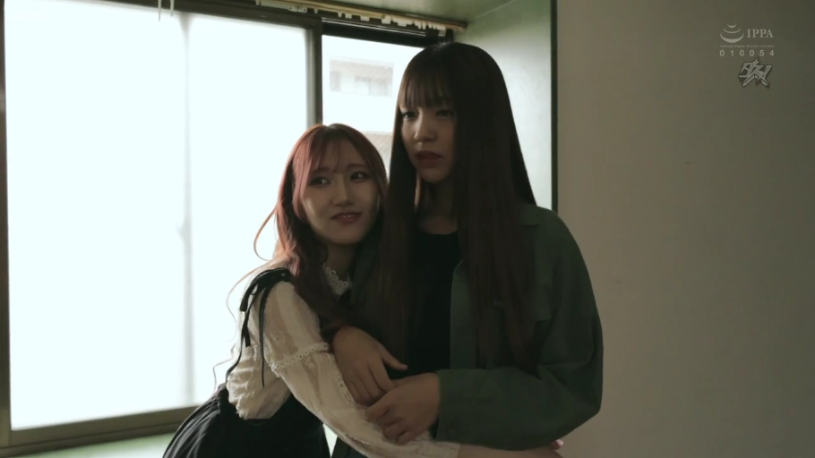 相拥 · 室内窗台 · 依偎 · 忧郁与微笑 · 休闲夹克与蕾丝裙 · 双人情感互动