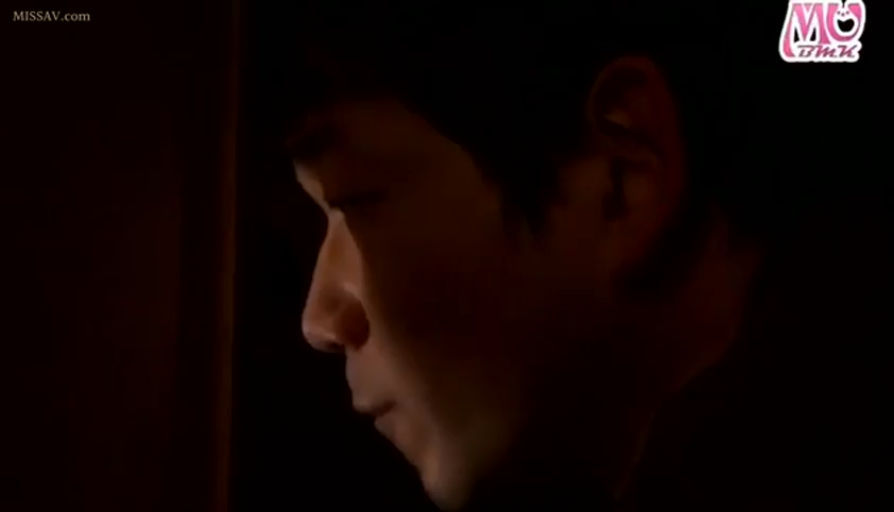 脸部特写 · 昏暗室内 · 黑色上衣