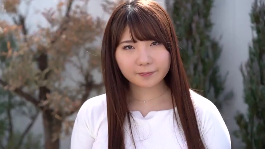 顔部のクローズアップ · 长发 · 屋外庭園 · 文静 · 无行为 · 正面を見つめる · 细项链 · 白色圆领长袖