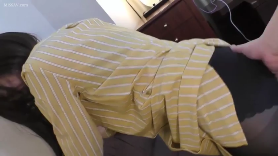 室内 · 臀部 · 弯腰 · 抚摸 · 侧脸 · 色情 · 柜子 · 衬衫短裙