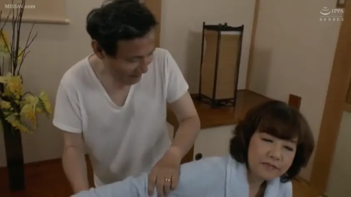 坐姿 · 和室 · 中景 · 闭眼 · 按摩 · 熟女 · 花瓶 · 浴袍