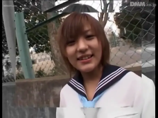 微笑 · 户外 · 水手服 · 头部特写 · 正面 · 看向镜头 · 亚洲女性 · 铁丝网