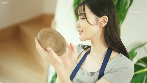 室内 · 站立 · 微笑 · 灰色短袖 · 手部特写 · 非色情 · 捏泥动作 · 泥块