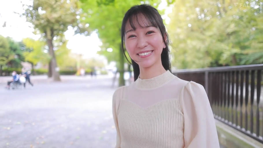 脸部特写 · 开朗 · 户外公园 · 米色针织上衣 · 清晨或午后阳光