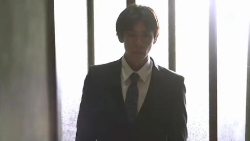 室内 · 严肃 · 站立 · 中景 · 西装 · 逆光 · 走动