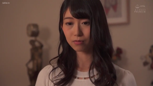 室内 · 憂鬱 · 顔のクローズアップ · 凝視 · 正面に立って · 白色针织衫 · 黑长直