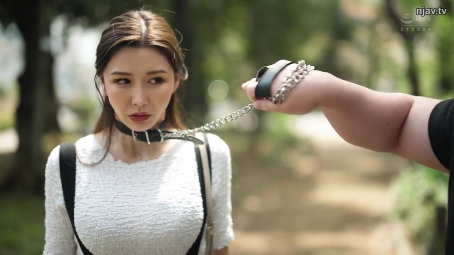委屈 · 上半身 · 站立 · 户外羞辱 · 金属锁链 · 黑色背带 · 户外公园 · 佩戴项圈