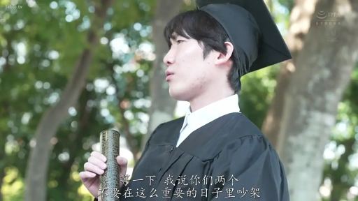 严肃 · 站立 · 中景 · 户外 · 说话 · 男子 · 毕业证筒 · 学士服