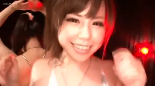 脸部特写 · 站立 · 兴奋 · 白色内衣 · 大笑 · 真人 · 夜店室内 · 红色灯效