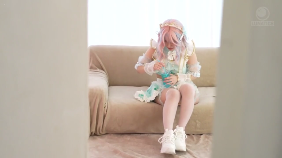 室内 · 坐姿 · 严肃 · 面部 · 看手机 · 手机 · 毛衣 · 影视截图