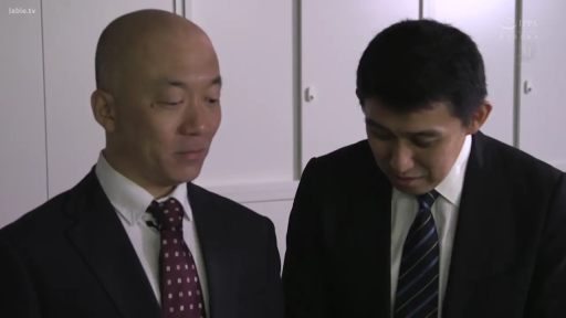 走廊 · 交谈 · 嚴肅 · 站姿 · 半身特寫 · 劇情 · 儲物櫃 · 西裝