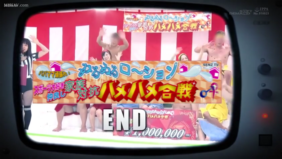 坐姿 · 浴巾 · 笑容 · 舞台 · 横幅 · 庆祝 · 电视框