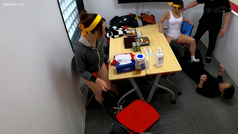 办公室 · 多人 · 跨坐 · 调教 · 无表情 · 连体衣 · 桌椅