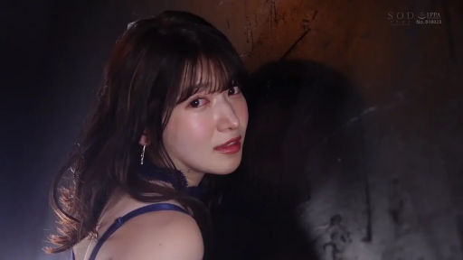 室内 · 摆拍 · 微笑 · 耳环 · 面部特写 · 回头 · 吊带内衣 · 暗调光影