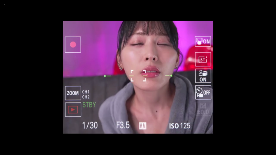 室内 · 脸部 · 迷离 · 注视 · 仰视 · 摄像机界面 · 灰色外衣