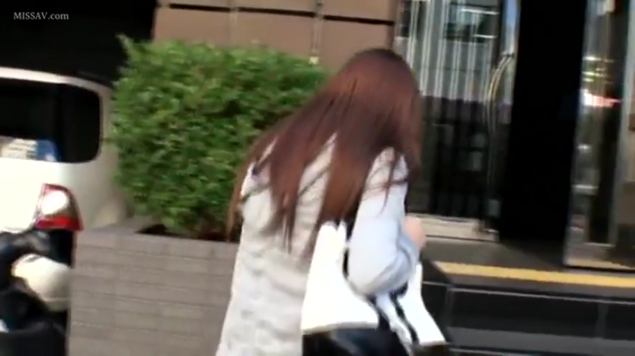 专注 · 提包 · 职场制服 · 背景模糊 · 街头 · 蹲伏 · 整理包袋