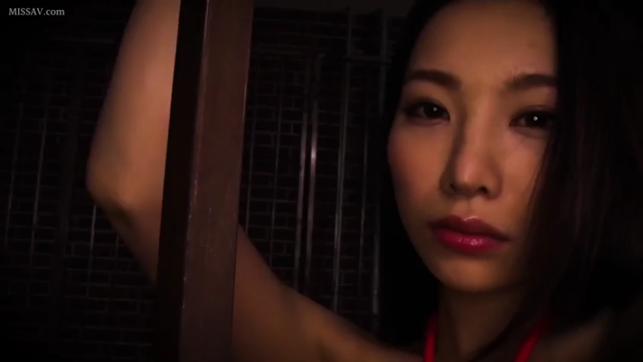 室内 · 脸部特写 · 站立 · 凝视 · 昏暗 · 冷酷 · 红色内衣 · 金属柱