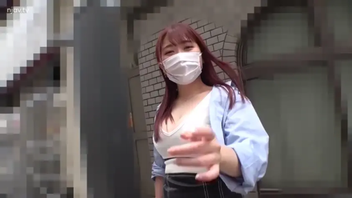 巨乳 · 上半身特写 · 户外街道 · 白色口罩 · 街头搭讪 · 白色低胸背心 · 戴口罩微笑 · 伸手前倾