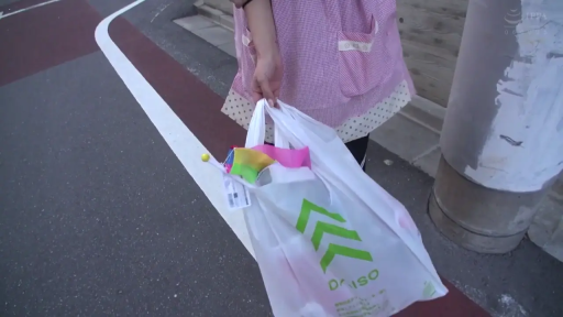 站立 · 手部 · 户外 · 日常 · 围裙 · 塑料袋 · 提购物袋