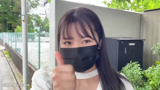 脸部特写 · 白色上衣 · 户外 · 竖起大拇指