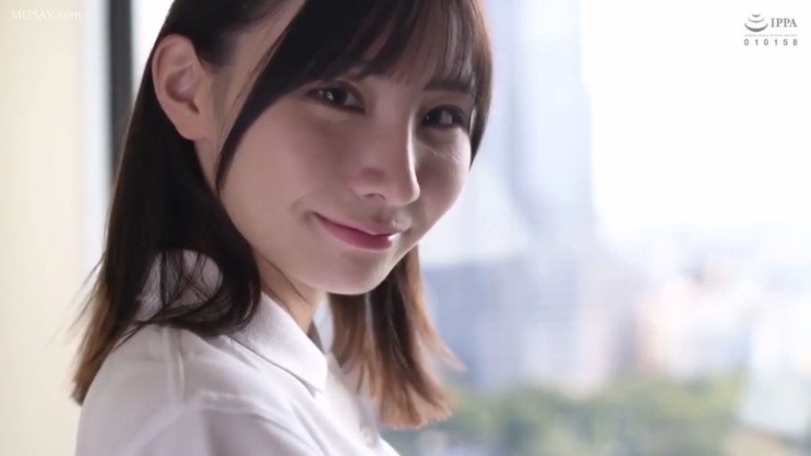 顔部のクローズアップ · 白色衬衫 · 窗边