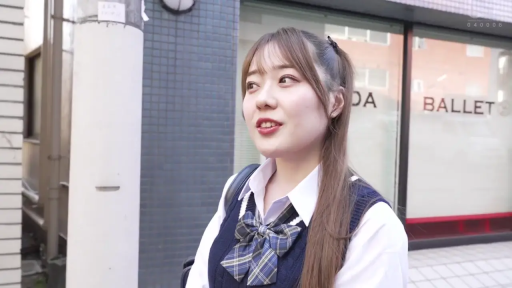 站立 · 微笑 · 谈话 · 近景 · JK制服 · 领结 · 街头