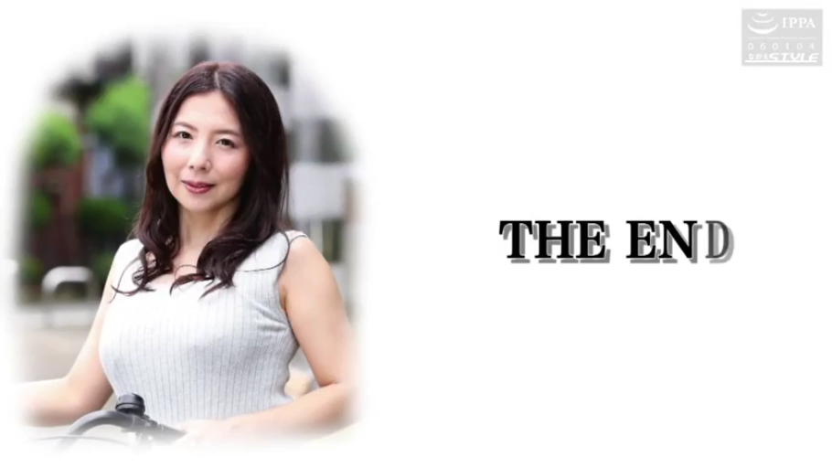 站立 · 中景 · 微笑 · 面对镜头 · 户外 · 熟女 · 自行车 · 浅色无袖上衣