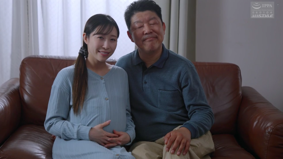 坐姿 · 中景 · 客廳 · 連衣裙