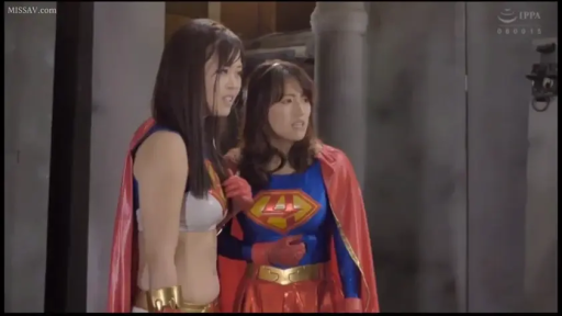 室内 · 角色扮演 · 站立 · 中景 · 对峙 · 担忧 · 披风 · 女英雄