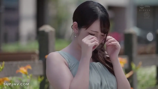 站立 · 半身特写 · 户外 · 长发 · 哭泣 · 揉眼 · 浅绿色无袖连衣裙