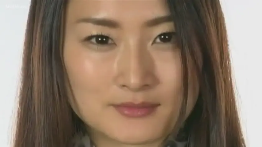 室內 · 臉部特寫 · 高领上衣 · 注视镜头 · 长发 · 正面 · 淡定