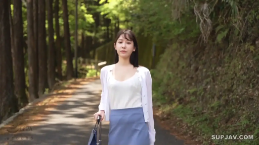 站立 · 中景 · 蓝色短裙 · 林间小道