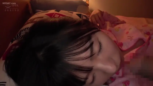 面部 · 平静 · 枕头 · 床上 · 特写 · 侧卧 · 睡眠 · 粉色碎花睡衣