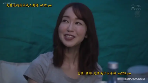 室内 · 座り姿勢 · 会話 · 微笑 · 顔のクローズアップ · 熟女 · 灰色T恤