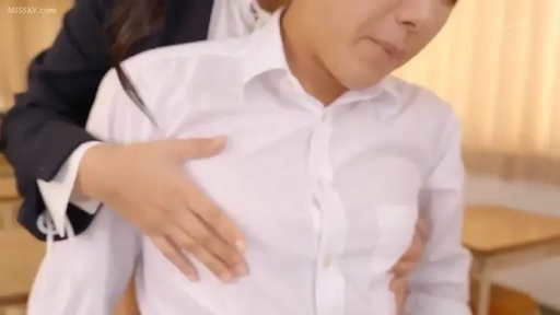 胸部 · 教室 · 站立 · 白衬衫 · 隐忍 · 痴汉 · 书桌 · 抓乳