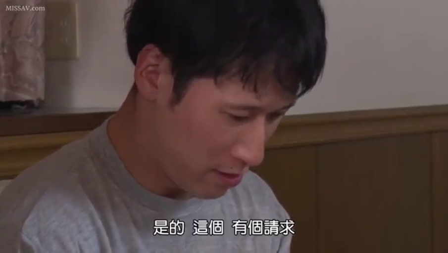 室内 · 座り姿勢 · 真剣 · 顔のクローズアップ · 中文字幕 · 頭を垂れて熟考する · 灰色短袖T恤