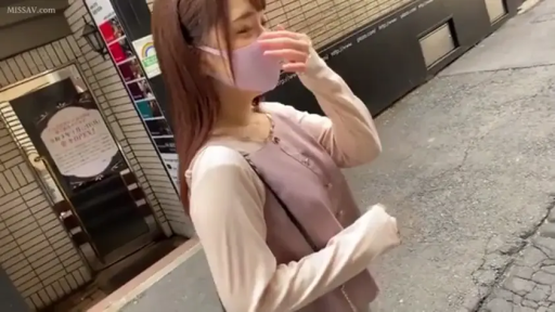 半身 · 街道 · 害羞 · 休闲服 · 口罩 · 街拍 · 侧立 · 漫步