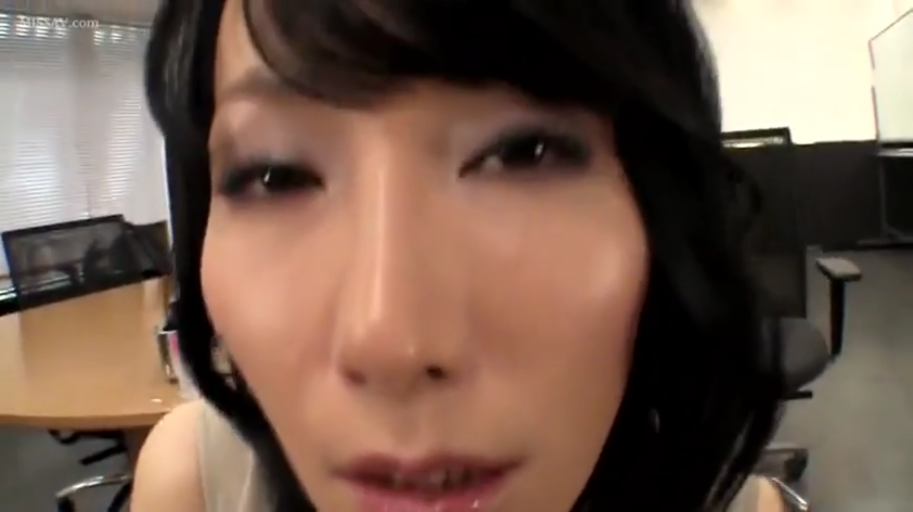 办公室 · 口交 · 显示器 · 西裤 · 侧面中景 · 沉浸 · 男站女跪 · 职场系列