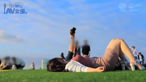 全景 · 仰卧 · 手机 · 粉色短裙 · 蓝天 · 悠闲 · 屋顶草坪 · 举手机