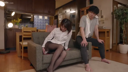 坐姿 · 中景 · 黑丝袜 · 客厅 · 震动棒 · 沉浸 · 使用按摩棒 · 日常风格