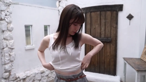 站姿 · 半身 · 白色背心 · 户外 · 整理衣服