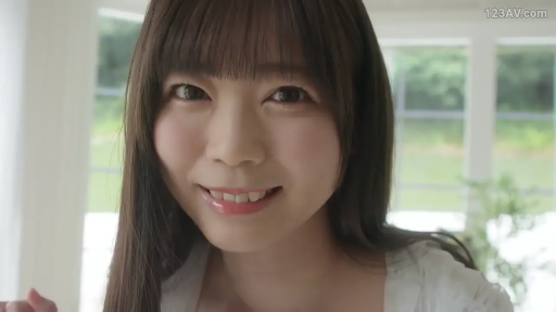 室内 · 脸部特写 · 微笑 · 白色上衣 · 对视 · 清纯 · 正面