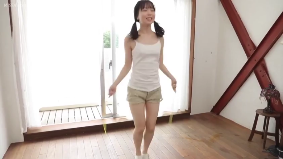 室内 · 全身 · 跳跃 · 白色吊带衫