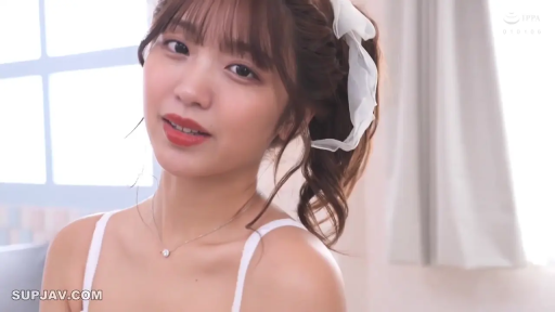 室内 · 脸部特写 · 注视镜头 · 白色吊带 · 正面