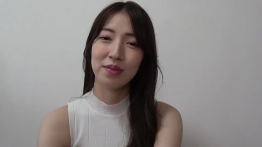 室内 · 坐姿 · 脸部 · 自然 · 白色背心 · 注视 · 自拍