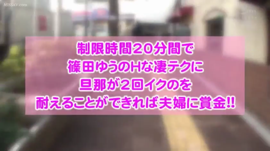 单人 · 站立 · 展示 · 沙发 · 微笑 · 客厅 · 黑色T恤与内裤