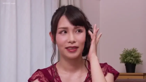 室内 · 脸部特写 · 盆栽 · 微笑 · 亚洲女性 · 侧头 · 撩头发 · 红色蕾丝裙